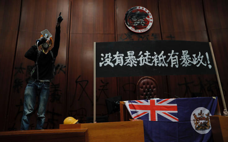 Τη βρετανική σημαία ύψωσαν διαδηλωτές που εισέβαλαν στο κοινοβούλιο του Χονγκ Κονγκ