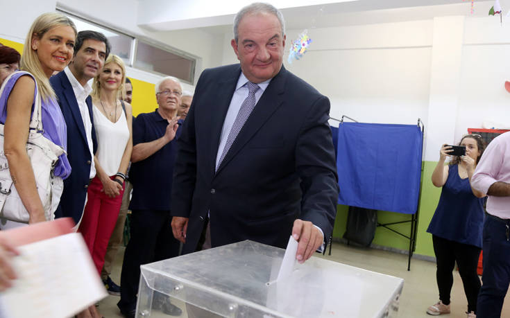 Εθνικές εκλογές: Με χειροκροτήματα υποδέχτηκαν τον Κώστα Καραμανλή στο εκλογικό τμήμα