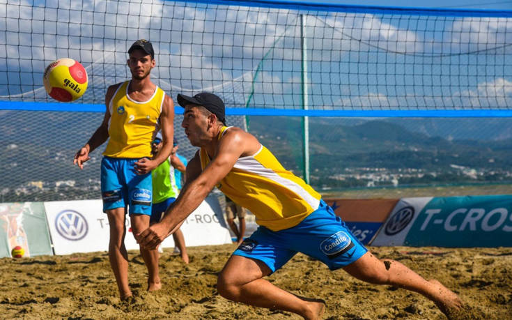 Η Kosmocar παίζει beach volley