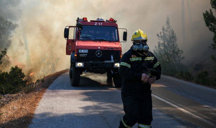 Χωρίς ενεργό μέτωπο η φωτιά στην Εύβοια, μάχη να την οριοθετήσουν δίνουν πυροσβέστες και εθελοντές