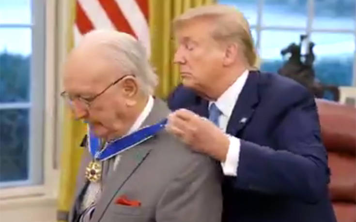 Μετάλλιο της Ελευθερίας στον 91χρονο μύθο του μπάσκετ Μπομπ Κούζι