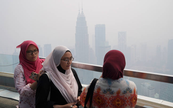 Τοξικά νέφη έκλεισαν σχολεία και αεροδρόμια σε Μαλαισία και Ινδονησία