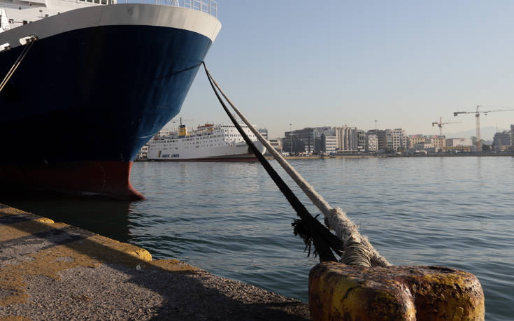 Επιβατηγό πλοίο προσέκρουσε στο λιμάνι της Κάσου