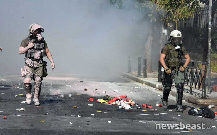 Φωτογραφίες από τις σπασμένες βιτρίνες και την ένταση στην Πατησίων