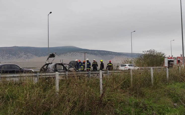 Στις φλόγες αυτοκίνητο στην εθνική οδό Τρικάλων &#8211; Λάρισας