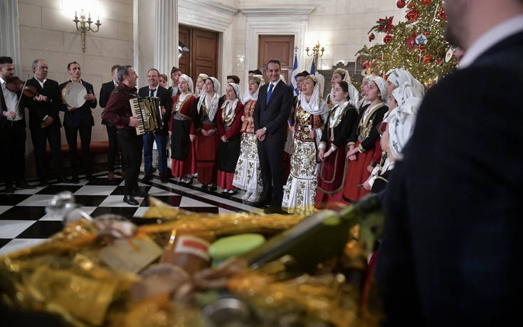 Ο Κυριάκος Μητσοτάκης άκουσε τα κάλαντα της Πρωτοχρονιάς από παιδιά και συλλόγους