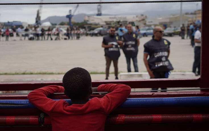 Ιταλία: Αποβιβάστηκαν 160 μετανάστες που διασώθηκαν στη Μεσόγειο από το πλοίο Ocean Viking