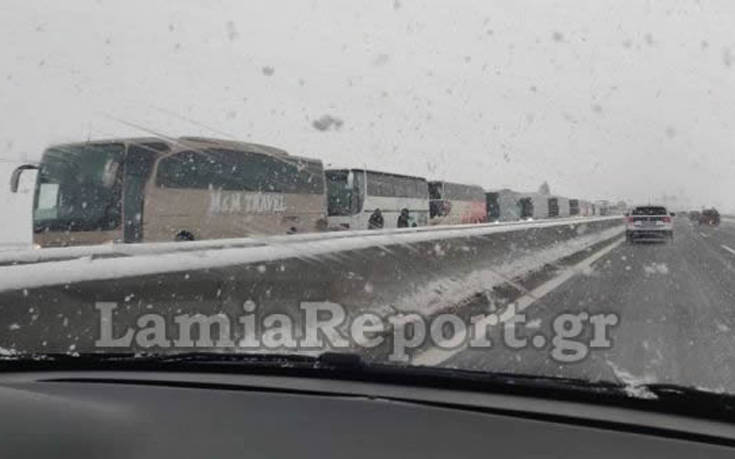 Κακοκαιρία Ζηνοβία: Ακινητοποιημένα λεωφορεία και φορτηγά στην εθνική οδό
