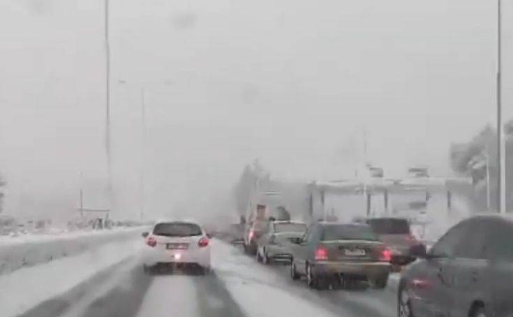 Ουρές χιλιομέτρων στη Μαλακάσα λόγω του χιονιά, εγκλωβίστηκαν οδηγοί