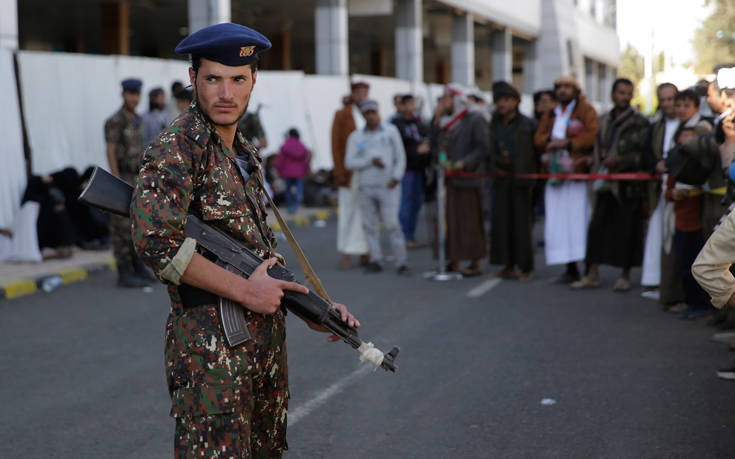 Υεμένη: Δέκα νεκροί από εκρήξεις και πυρά στο αεροδρόμιο του Άντεν