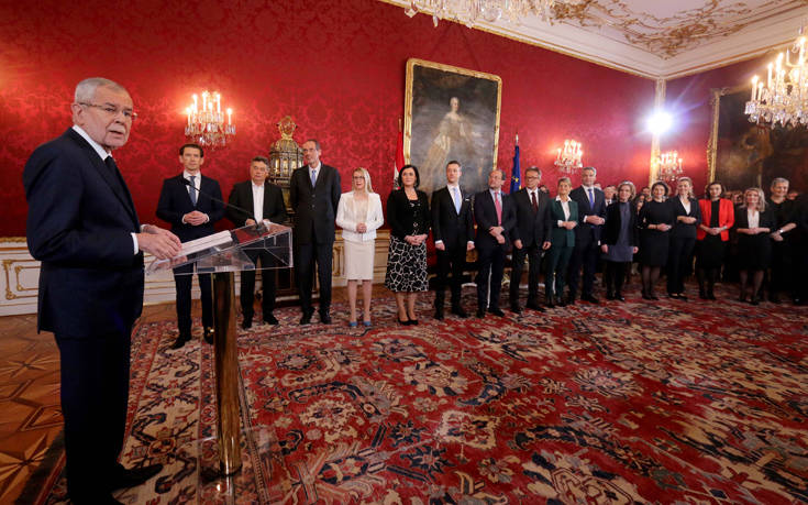 Ορκίστηκε η νέα κυβέρνηση Κουρτς στην Αυστρία, οι γυναίκες υπουργοί είναι περισσότερες από τους άνδρες