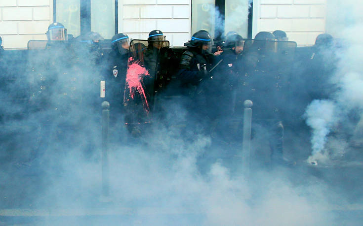 Συγκρούσεις αστυνομίας &#8211; διαδηλωτών σε πορεία κατά της συνταξιοδοτικής μεταρρύθμισης Μακρόν