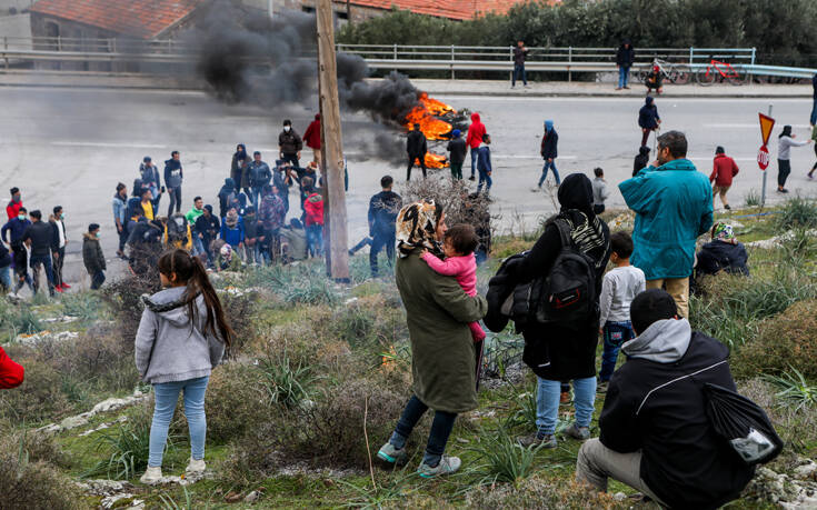 Η κυβέρνηση επιτάσσει ακίνητα και εκτάσεις σε νησιά για το προσφυγικό