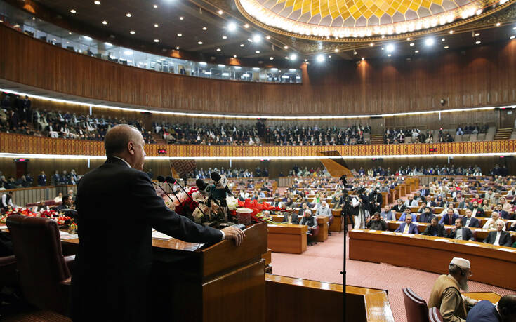 Κορονοϊός: Λουκέτο στη Βουλή της Τουρκίας για τους πολίτες