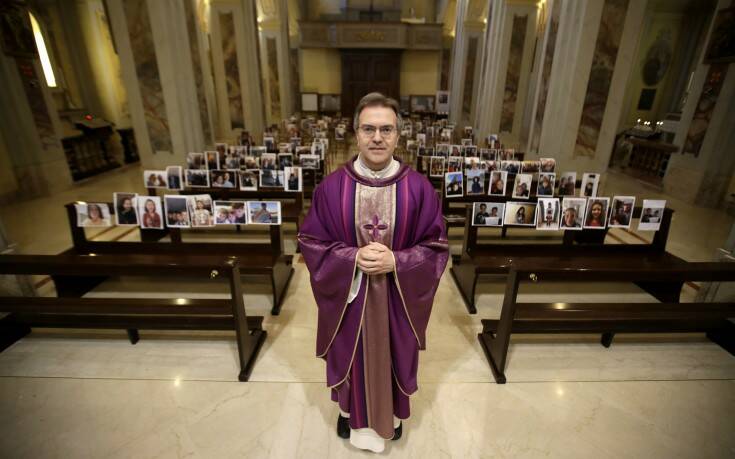 Ιταλία &#8211; Κορονοϊός: Ιερέας γέμισε την εκκλησία με φωτογραφίες πιστών