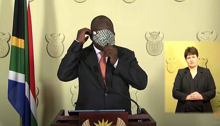 Κορονοϊός: Ο πρόεδρος της Νότιας Αφρικής προσπαθεί να βάλει μάσκα και γίνεται viral
