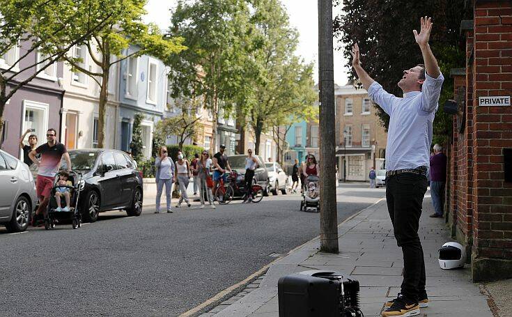 Βρετανία- &#8211; Κορονοϊός: Ιερέας ψέλνει και προσεύχεται στους δρόμους του Λονδίνου «για να φέρει λίγη χαρά» στους κατοίκους