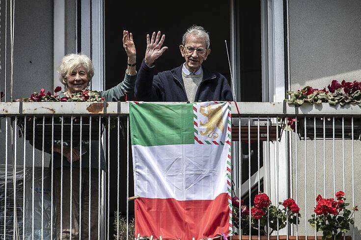 Ιστορική μέρα για την Ιταλία: Βγήκαν στα μπαλκόνια και τραγουδούσαν Bella Ciao