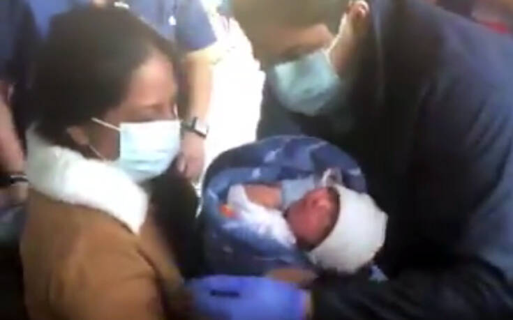Κορονοϊός: Γέννησε το παιδί της ενώ ήταν σε κώμα &#8211; Συγκινητικές εικόνες στην πρώτη τους συνάντηση