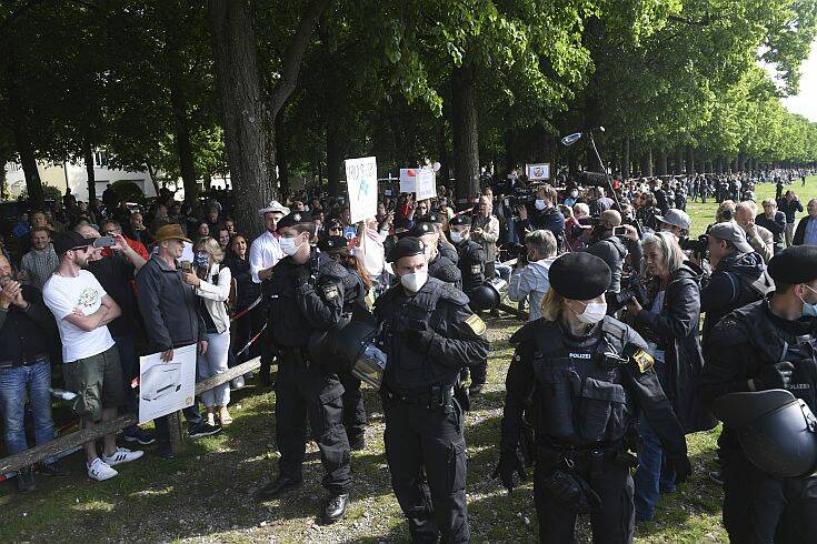 Χιλιάδες Γερμανοί στους δρόμους κατά των περιοριστικών μέτρων για τον κορονοϊό