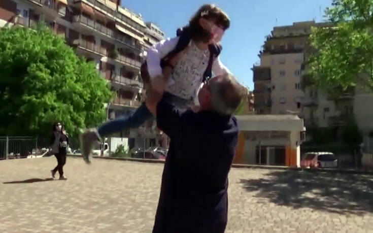 Η τεράστια αγκαλιά του παππού και της γιαγιάς στην 5χρονη εγγονή τους έπειτα από δύο μήνες