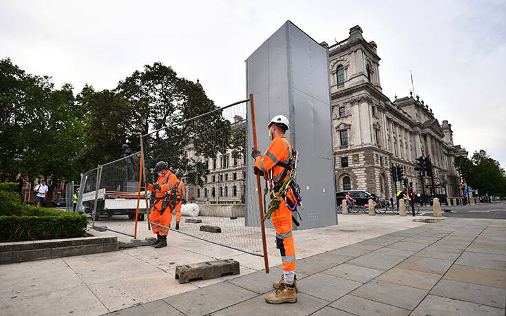 Αφαιρέθηκε η μεταλλική θήκη από το άγαλμα του Τσόρτσιλ στο Λονδίνο ενόψει της επίσκεψης Μακρόν