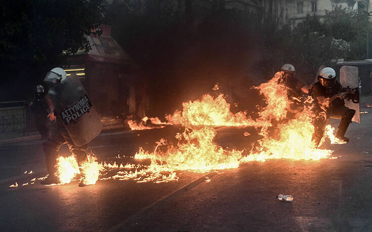 Επεισόδια στο Σύνταγμα: Η έκθεση της αστυνομίας για τα 50 λεπτά των συγκρούσεων