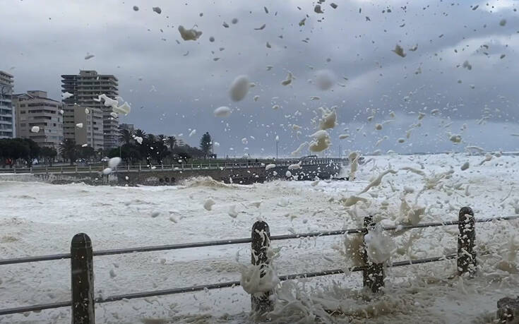 Καταιγίδα φέρνει κύματα αφρού στην ακτή