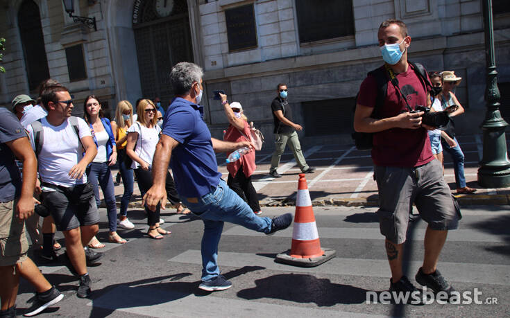 Οι κώνοι της Αστυνομίας εξόργισαν τους εκπαιδευτικούς: «Ανοίξτε το δρόμο» φώναζαν