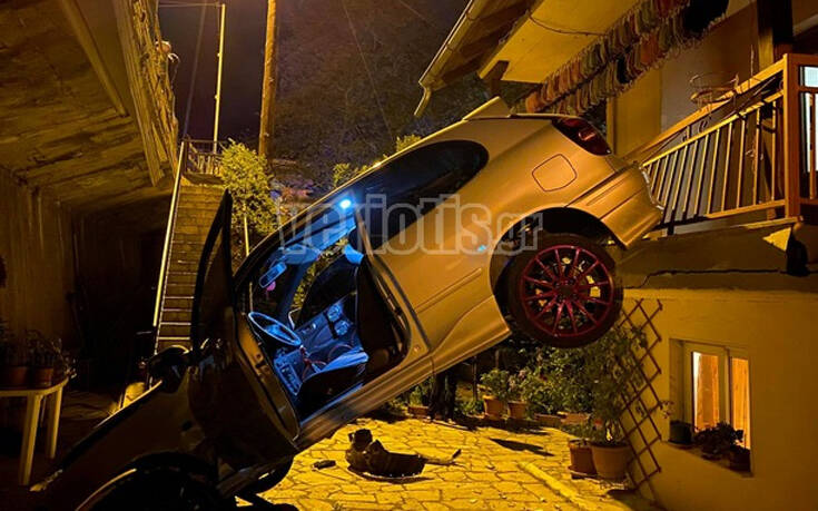 Eordaialive.com - Τα Νέα της Πτολεμαΐδας, Εορδαίας, Κοζάνης Βέροια: Αυτοκίνητο «πέταξε» και προσγειώθηκε σε αυλή σπιτιού