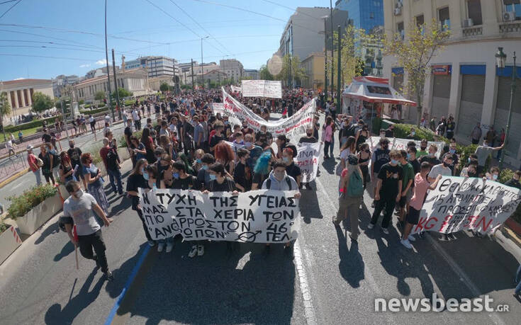 Συλλαλητήριο στα Προπύλαια μαθητών και φοιτητών για τα μέτρα κορονοϊού στα σχολεία