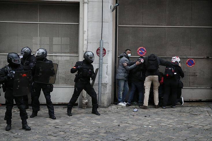 Γαλλία: Ο υπουργός Εσωτερικών καταγγέλλει τους χούλιγκαν που «καταστρέφουν τη Δημοκρατία»