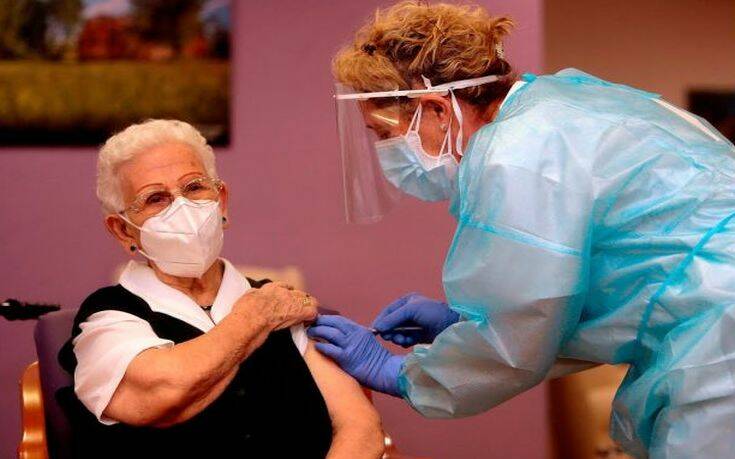 Μία 96χρονη άνοιξε τους εμβολιασμούς στην Ισπανία