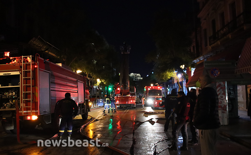 Μοναστηράκι: Εικόνες από τη φωτιά στα γραφεία δίπλα στη Βαρβάκειο