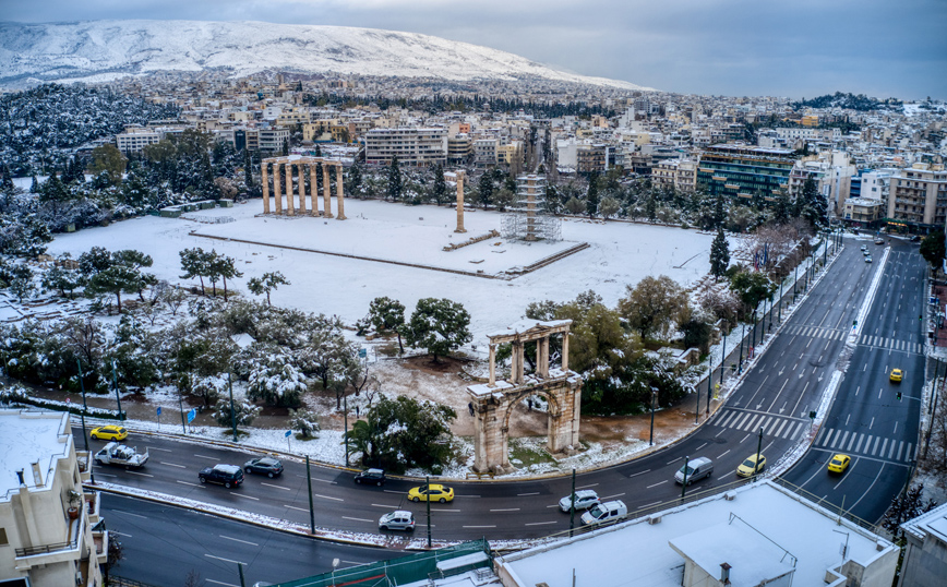 Εικόνες που κόβουν την ανάσα: Η χιονισμένη Αθήνα από ψηλά μετά το πέρασμα της «Μήδειας»