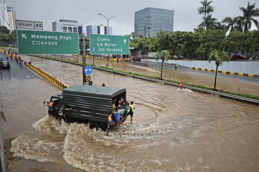 Ινδονησία: Οι μουσώνες έφεραν μεγάλες πλημμύρες στην Τζακάρτα