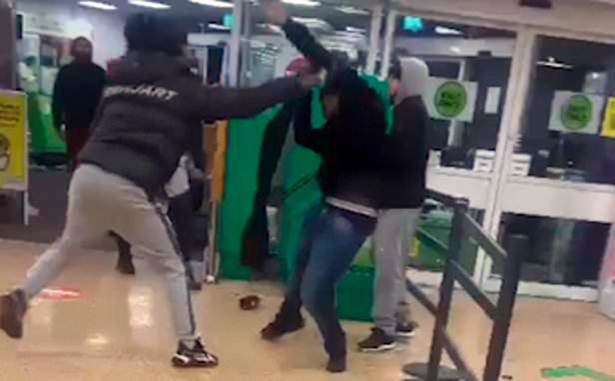 Βίντεο με άγριο καβγά σε σούπερ μάρκετ: Χτυπούσαν ο ένας τον άλλον με μπουκάλια κρασιού