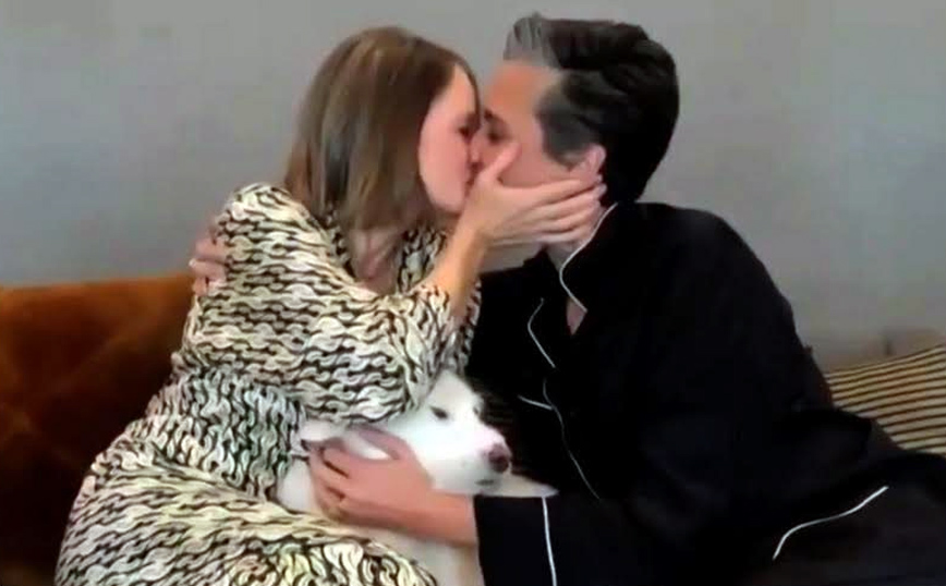 Το φιλί της Τζόντι Φόστερ στη σύζυγό της στις Χρυσές Σφαίρες μετά την ανακοίνωση της νίκης της