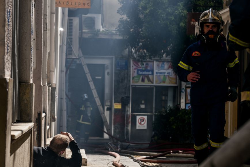 Υπό μερικό έλεγχο η πυρκαγιά σε αποθηκευτικό χώρο κοντά στην Ερμού