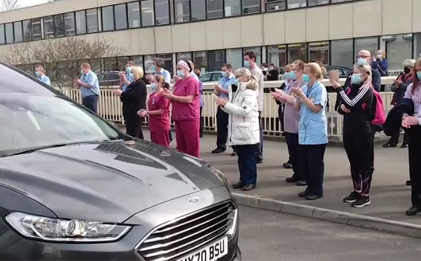 Το συγκινητικό χειροκρότημα εργαζομένων σε νοσοκομείο στην κηδεία συναδέλφου τους που πέθανε από κορονοϊό