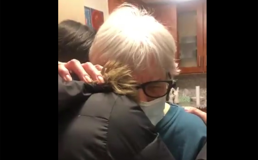Γιαγιά αγκάλιασε την εγγονή της με συνταγή γιατρού