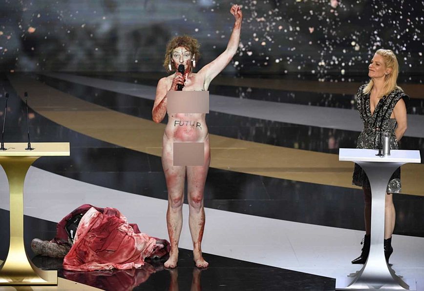 Χαμός στα Βραβεία Σεζάρ: Γυμνή στη σκηνή η Κορίν Μαζιερό