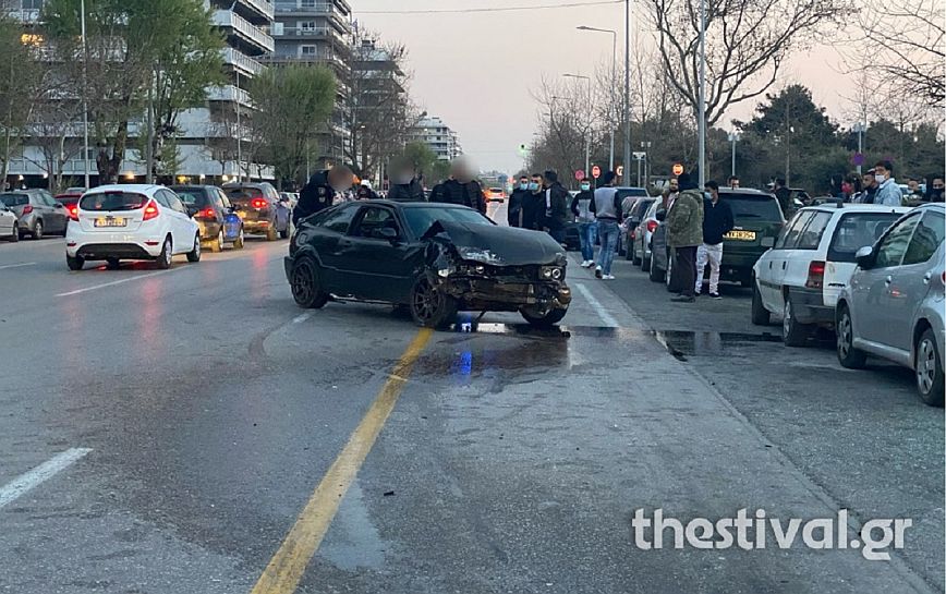 Τρελή πορεία ΙΧ στην παραλιακή της Θεσσαλονίκης, προσέκρουσε σταθμευμένα οχήματα