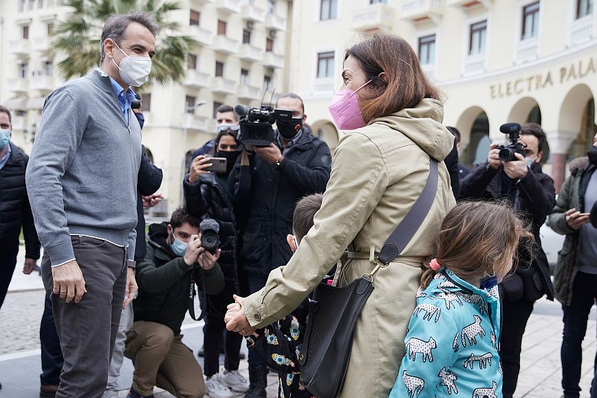 Κυριάκος Μητσοτάκης: Βόλτα στους δρόμους της Θεσσαλονίκης, στάση για τσουρέκι και η φανέλα με το 7