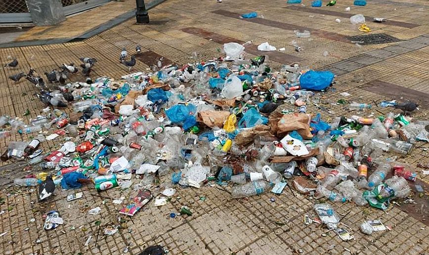 Πλατεία Κυψέλης: Επιχείρηση καθαρισμού του Δήμου Αθηναίων μετά το κορονοπάρτι