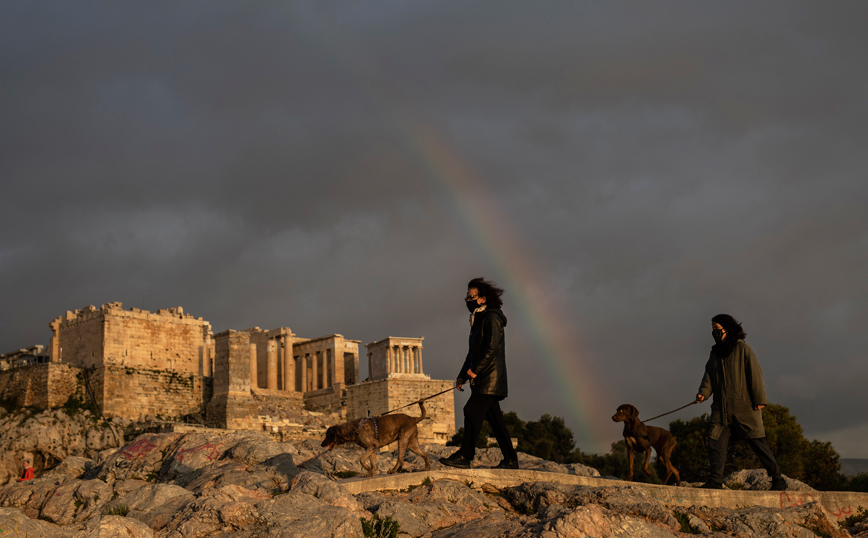 BBC: Η Ελλάδα περιμένει την επιστροφή των τουριστών &#8211; H αβεβαιότητα και η άδεια Ακρόπολη