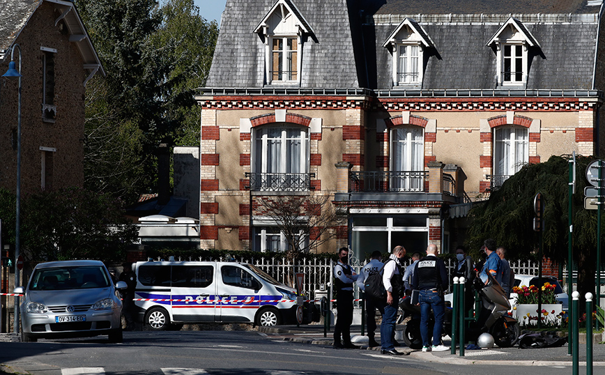 Συναγερμός στο Παρίσι: Νεκρή γυναίκα αστυνομικός μετά από επίθεση με μαχαίρι