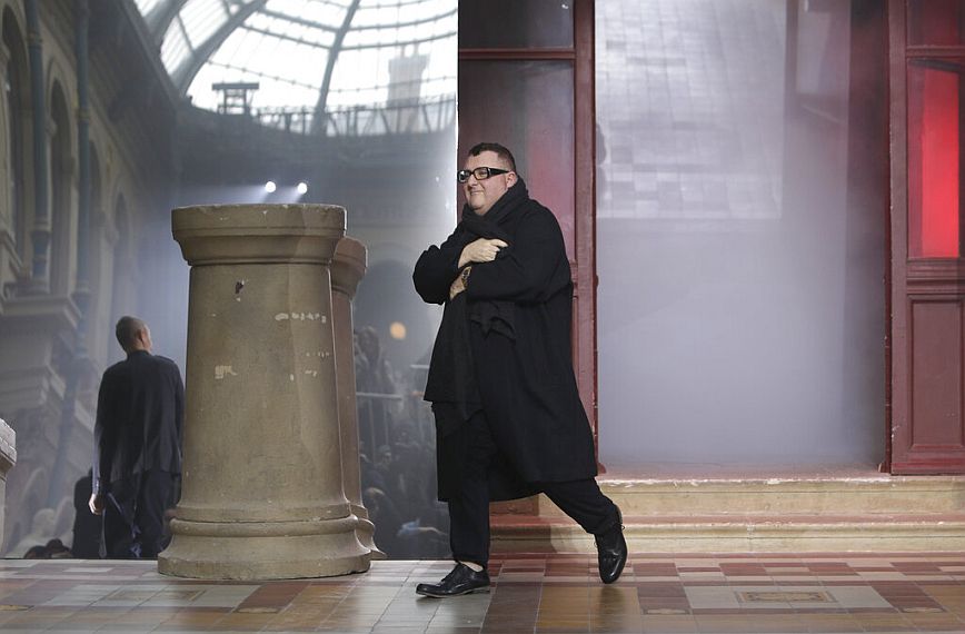 Φόρος τιμής από τον κόσμο της μόδας στον Alber Elbaz, ο οποίος πέθανε σε ηλικία 59 ετών από κορονοϊό