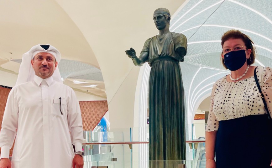 O Ηνίοχος των Δελφών κοσμεί τον σταθμό του Μετρό στο διεθνές αεροδρόμιο της Ντόχα