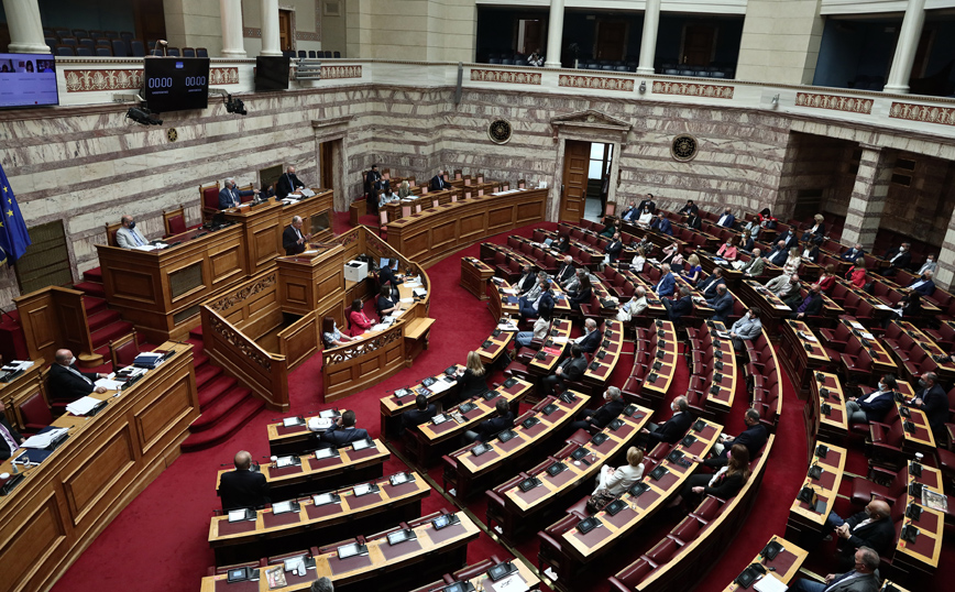Αντιπαράθεση στη Βουλή και εσωκομματικοί τριγμοί για το νομοσχέδιο για τη συνεπιμέλεια